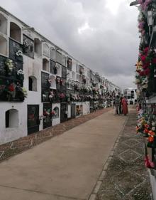 Imagen secundaria 2 - Numerosos visitantes se acercaron hasta el cementerio en el Día de Todos los Santos