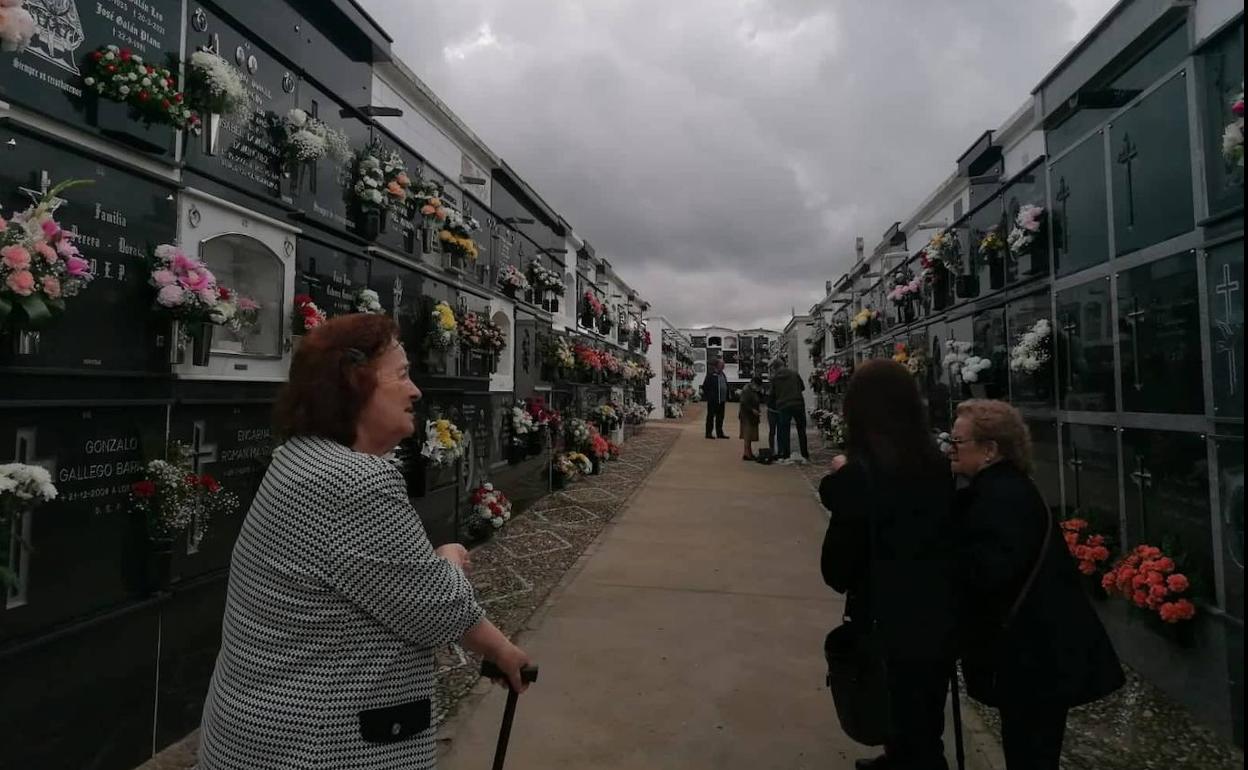 Desde primera hora fueron muchas las personas que sea acercaron hasta el cementerio. 