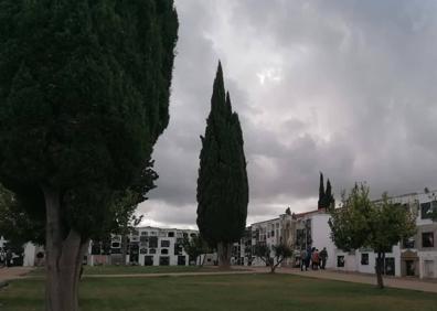 Imagen secundaria 1 - Numerosos visitantes se acercaron hasta el cementerio en el Día de Todos los Santos