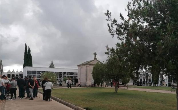 Imagen principal - Numerosos visitantes se acercaron hasta el cementerio en el Día de Todos los Santos