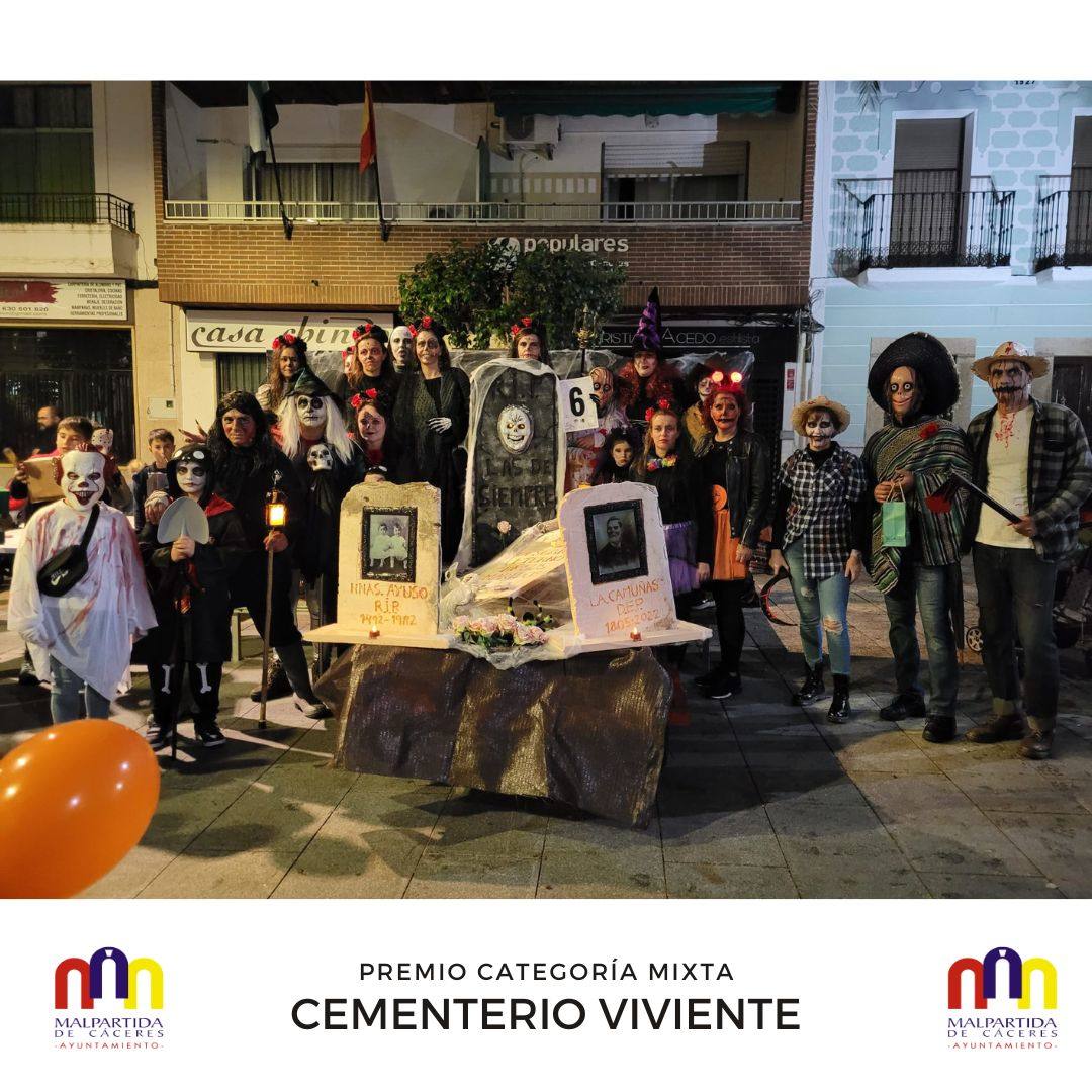 Cementerio viviente, uno de los ganadores del concurso de disfraces espectrales. 