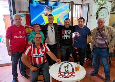 Imagen secundaria 1 - Varios socios de la peña con Ale Diez. 