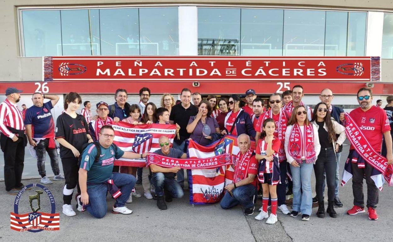 Foto de familia en la puerta 25. 
