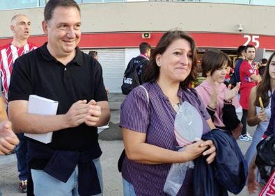 Imagen secundaria 1 - Hermana de Santi con la placa. 