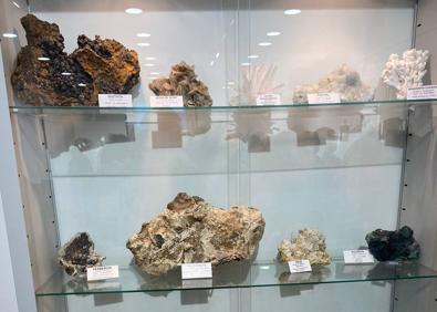 Imagen secundaria 1 - La charla 'Descubriendo el mundo de los minerales', del geólogo Ángel Crespo, inició la II Semana del Monumento Natural Los Barruecos