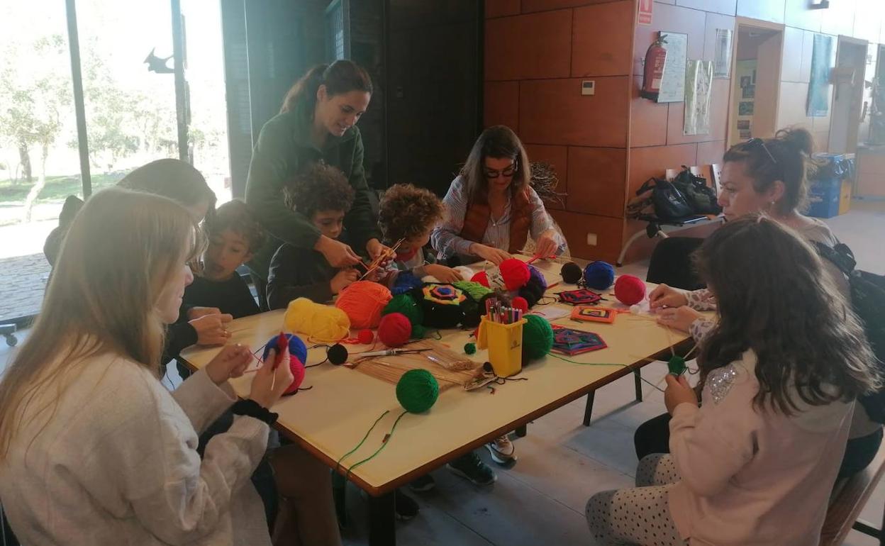 Varias personas durante los talleres de mandalas. 
