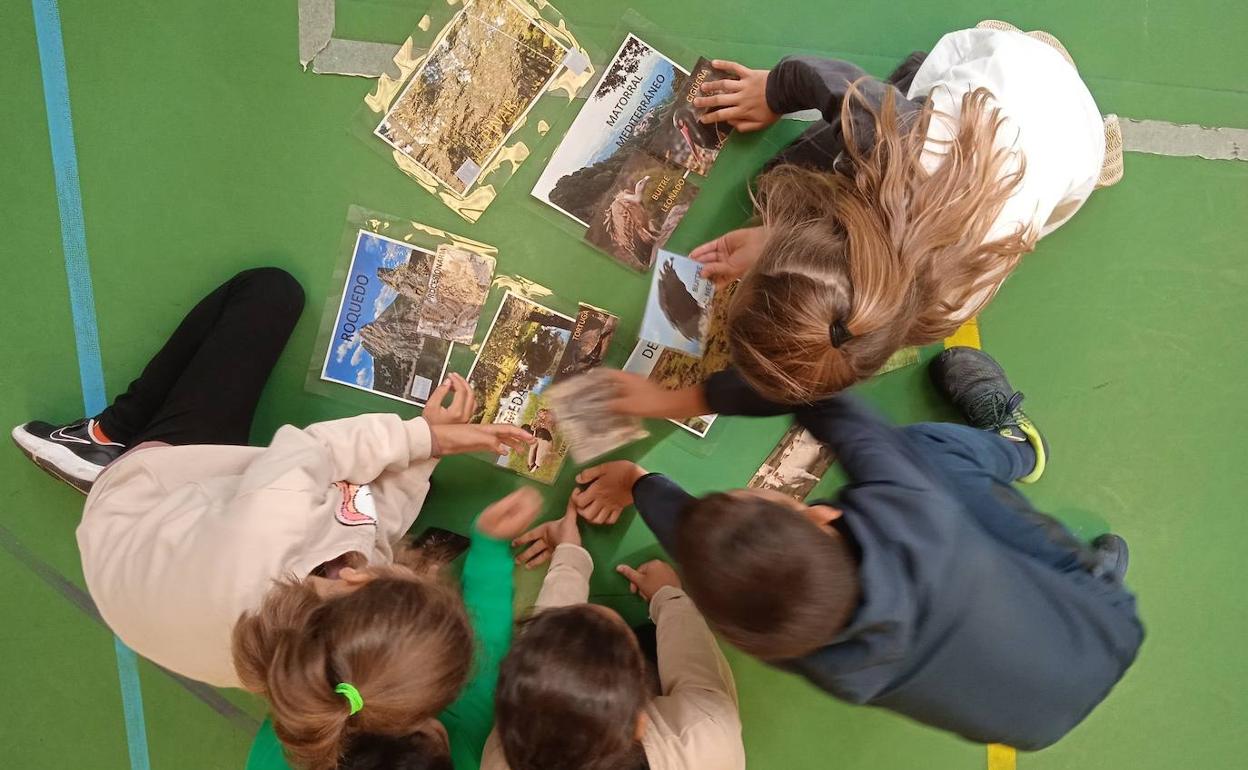 Algunos de los niños jugando a 'BarruEca'. 
