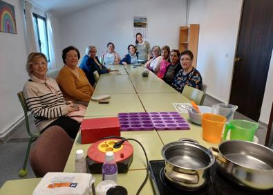 Imagen secundaria 1 - Grupo del taller de manualidades. 