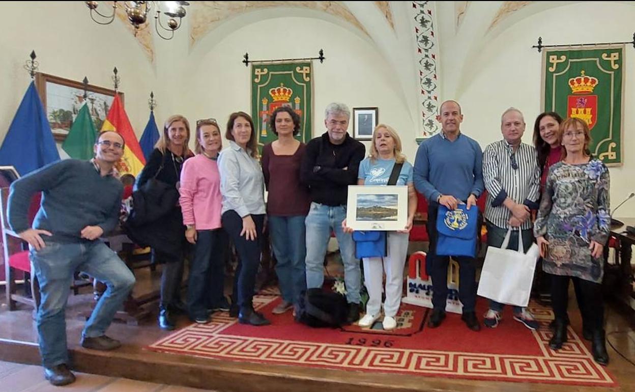 Alfredo Aguilera, alcalde malpartideño, recibiendo al grupo en el Salón de Plenos del Ayuntamiento. 