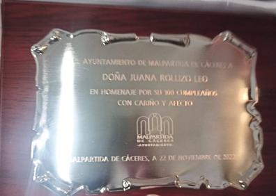 Imagen secundaria 1 - La malpartideña Juana Rollizo Leo celebró sus 100 años