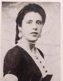 Imagen secundaria 2 - Juana Rollizo junto a su familia y a la derecha Juana Rollizo en su juventud. 