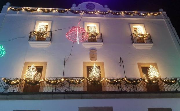 Imagen principal - Nueva decoración de la fachada del Ayuntamiento.