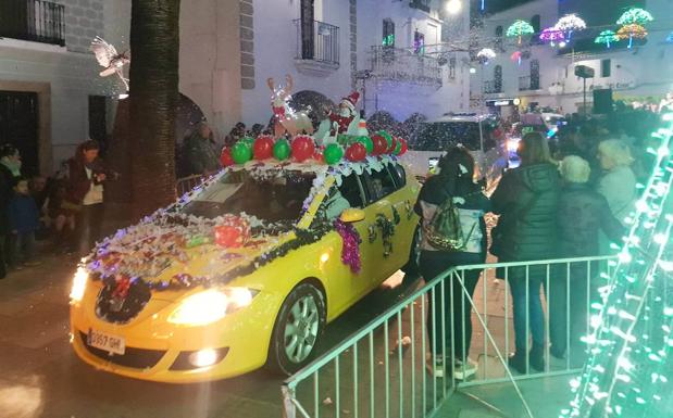 Imagen principal - Algunos de los coches que participaron en la Caravana Navideña.