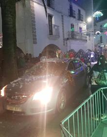 Imagen secundaria 2 - Algunos de los coches que participaron en la Caravana Navideña.