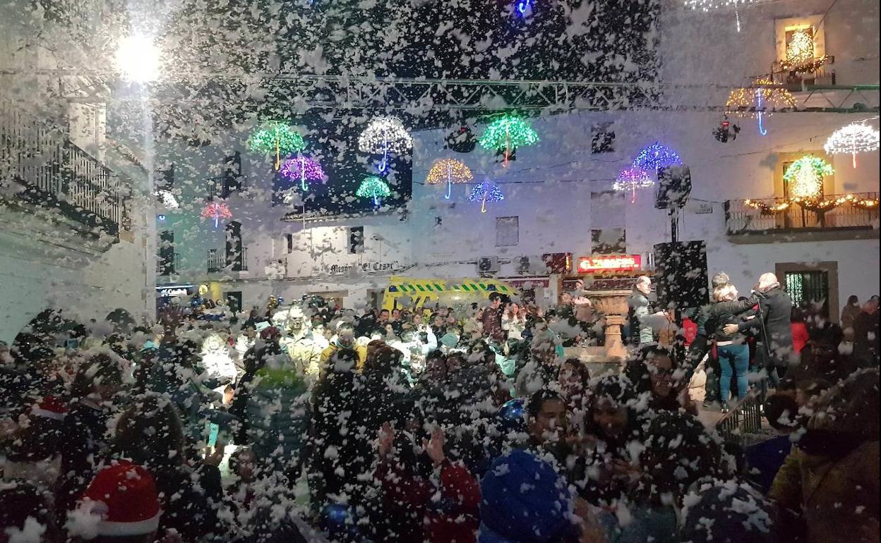 La inauguración del encendido navideño llegó con nieve a Malpartida de Cáceres. 