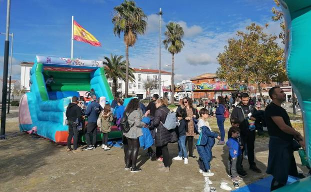 Imagen principal - El Ratoncito Pérez, Campanilla o Ben y Holly, los nuevos vecinos de Malpartida de Cáceres