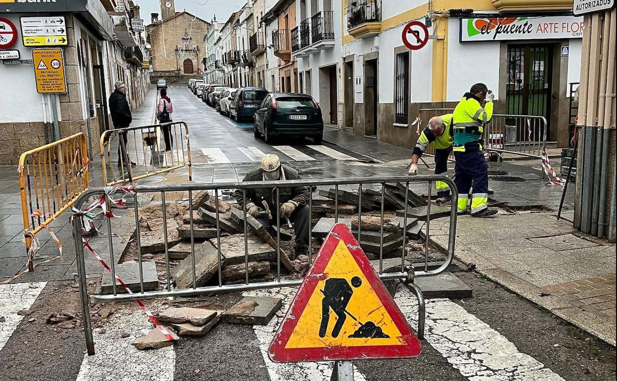 Varios operarios trabajando para arreglar los desperfectos. 