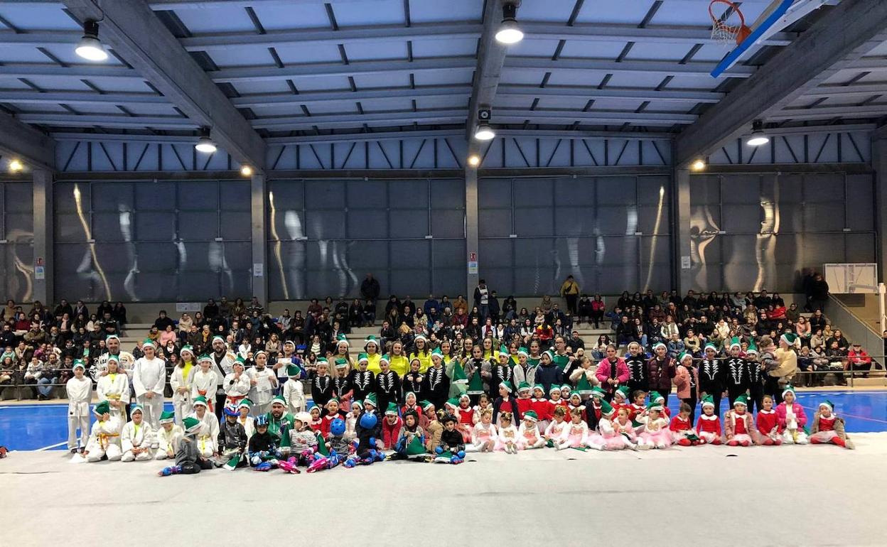 Foto de familia tras las exhibiciones. 
