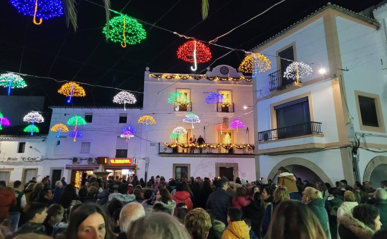 Papá Noel saluda a la multitud desde el balcón del Ayuntamiento. 