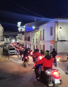 Imagen secundaria 2 - Papá Noel saludando a varios niños durante su recorrido. Debajo, los Moteros Aventureros en foto de familia y durante su recorrido por la localidad.