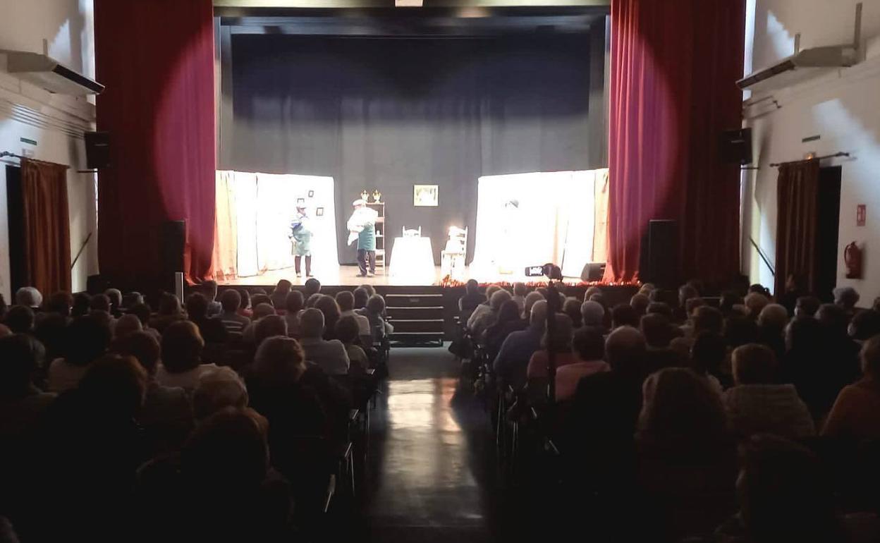 Una de las muchas representaciones que se llevan a cabo en el Salón de Actos. 
