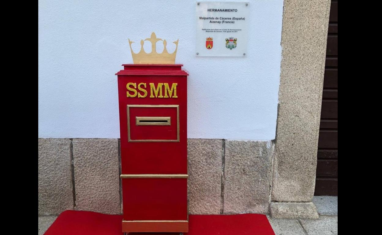 El Buzón Real ya está instalado en la puerta del Ayuntamiento