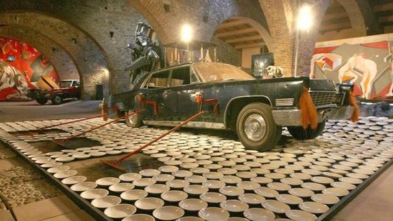 La viuda de Vostell vende a la Junta 'Fiebre del Automóvil'