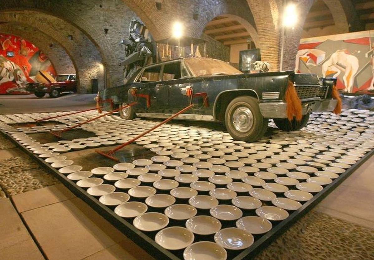 La viuda de Vostell vende a la Junta 'Fiebre del Automóvil'