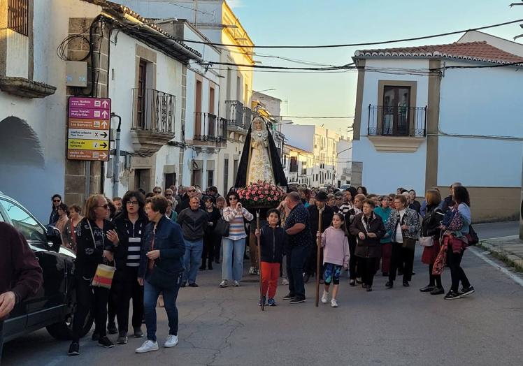 Imagen principal - La llegada de la Virgen de la Soledad dio comienzo a la Semana Santa malpartideña