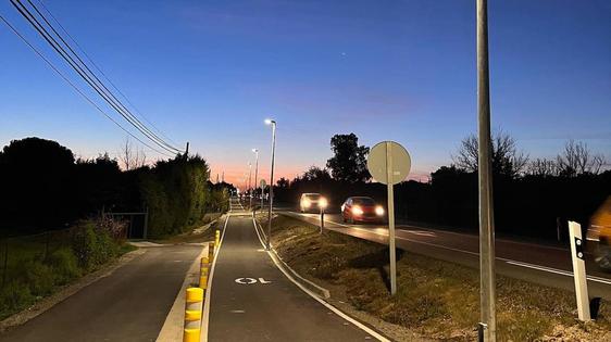 La instalación de 33 farolas da por finalizada la obra del camino peatonal de Las Arenas
