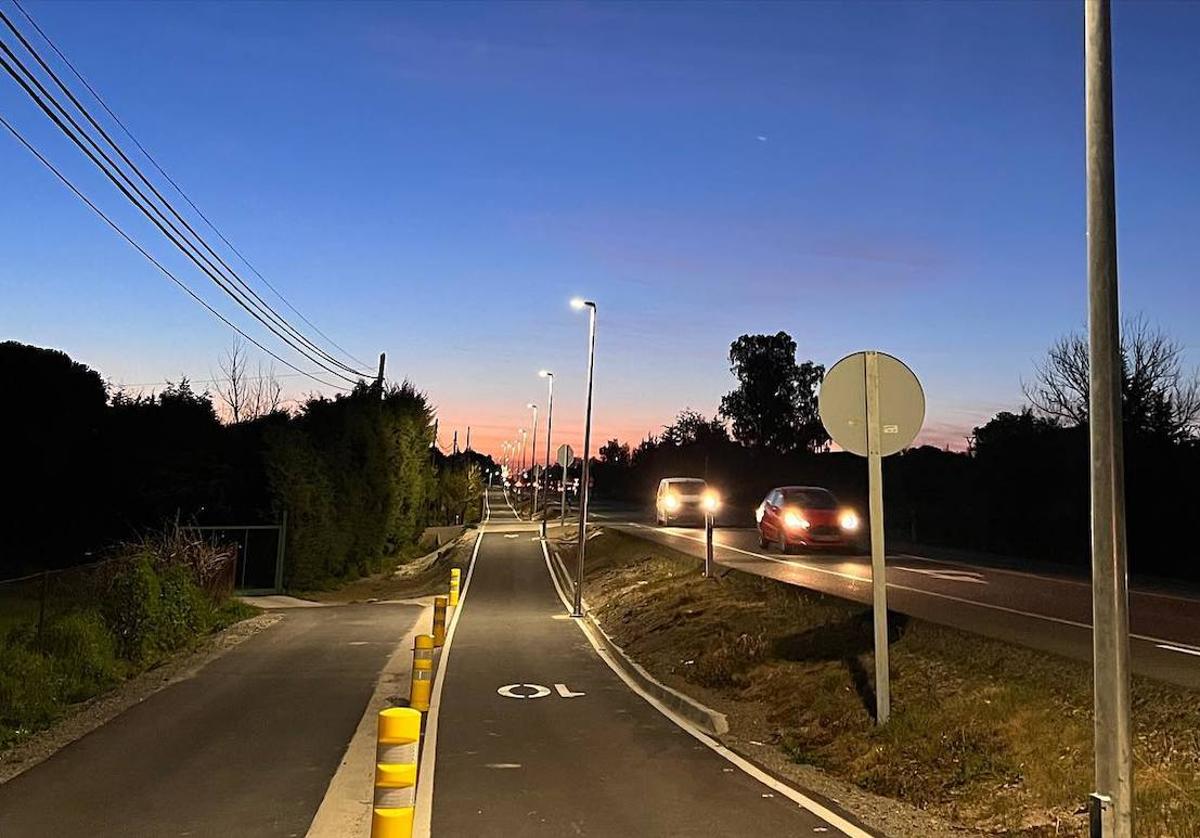 La instalación de 33 farolas da por finalizada la obra del camino peatonal de Las Arenas
