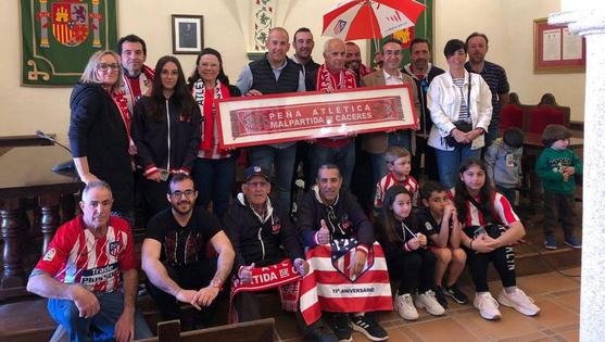 La Peña Atlética de Malpartida de Cáceres entrega una bufanda al Ayuntamiento local