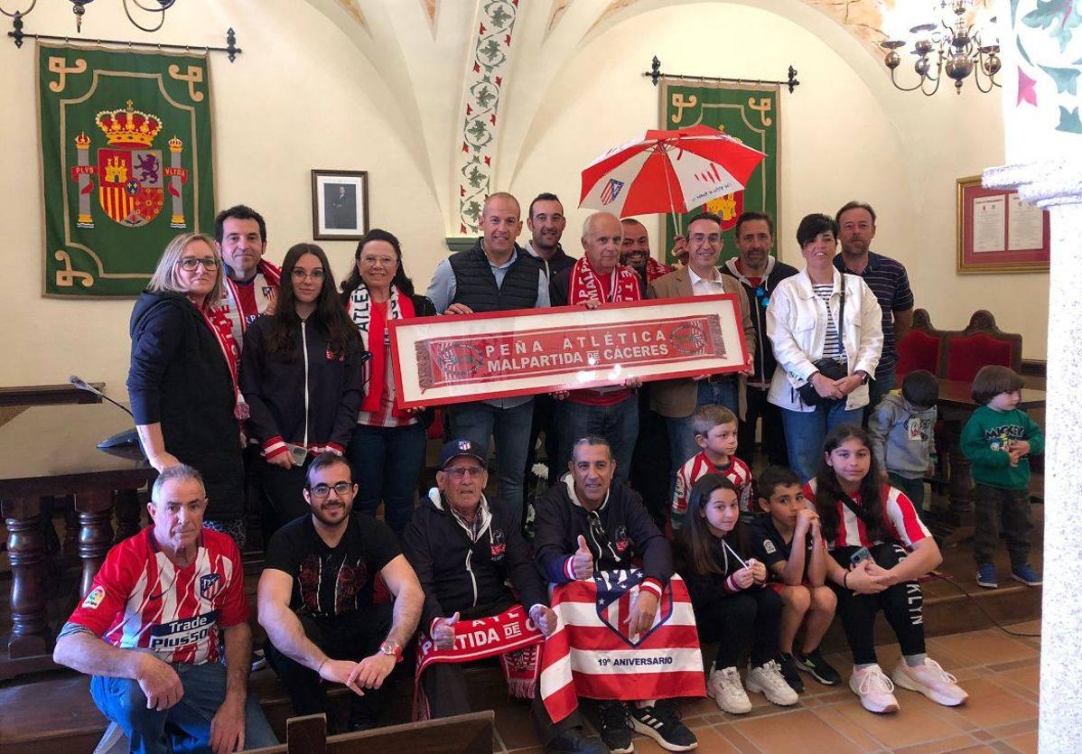 La Peña Atlética de Malpartida de Cáceres entrega una bufanda al Ayuntamiento local