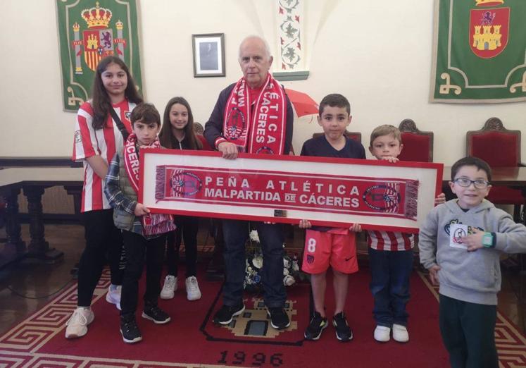 Imagen principal - La Peña Atlética de Malpartida de Cáceres entrega una bufanda al Ayuntamiento local