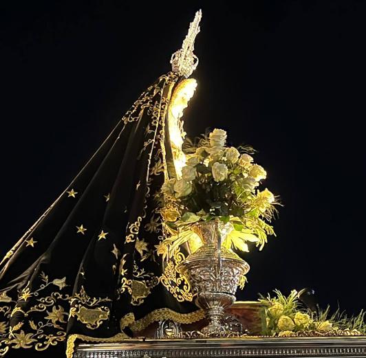 Imagen principal - Fervor y recogimiento en el Jueves Santo de Malpartida de Cáceres