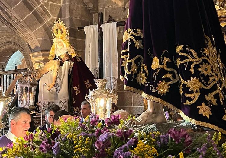 Imagen principal - Fervor y recogimiento en el Jueves Santo de Malpartida de Cáceres