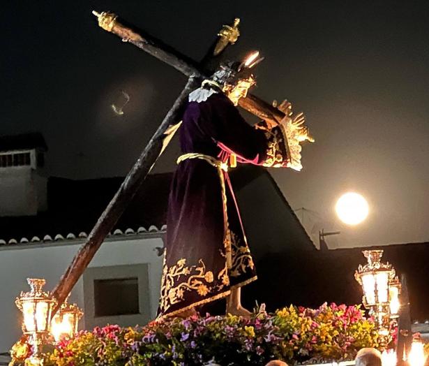 Imagen principal - Fervor y recogimiento en el Jueves Santo de Malpartida de Cáceres