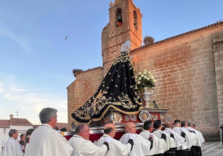Imagen principal - Malpartida de Cáceres conmemoró con varios actos el Viernes Santo