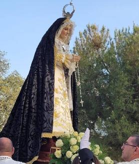 Imagen secundaria 2 - Malpartida se despidió de la Virgen de la Soledad el Sábado de Gloria