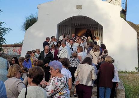 Imagen secundaria 1 - Malpartida se despidió de la Virgen de la Soledad el Sábado de Gloria