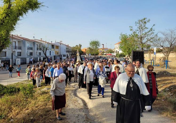 Imagen principal - Malpartida se despidió de la Virgen de la Soledad el Sábado de Gloria