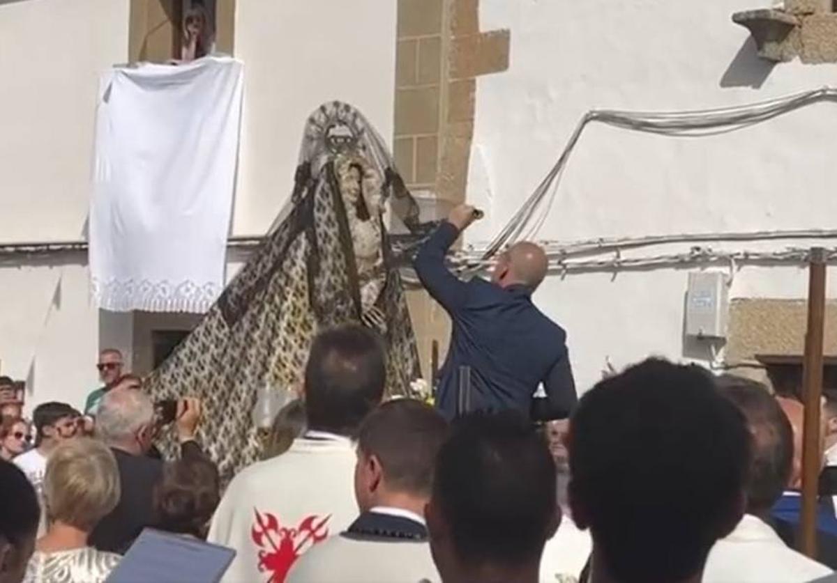 Alfredo Aguilera, alcalde de Malpartida de Cáceres, quitando el velo a la Virgen.