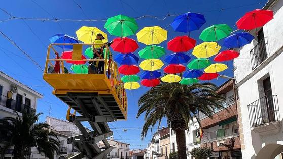 Vuelven los paraguas de colores de Malpartida de Cáceres