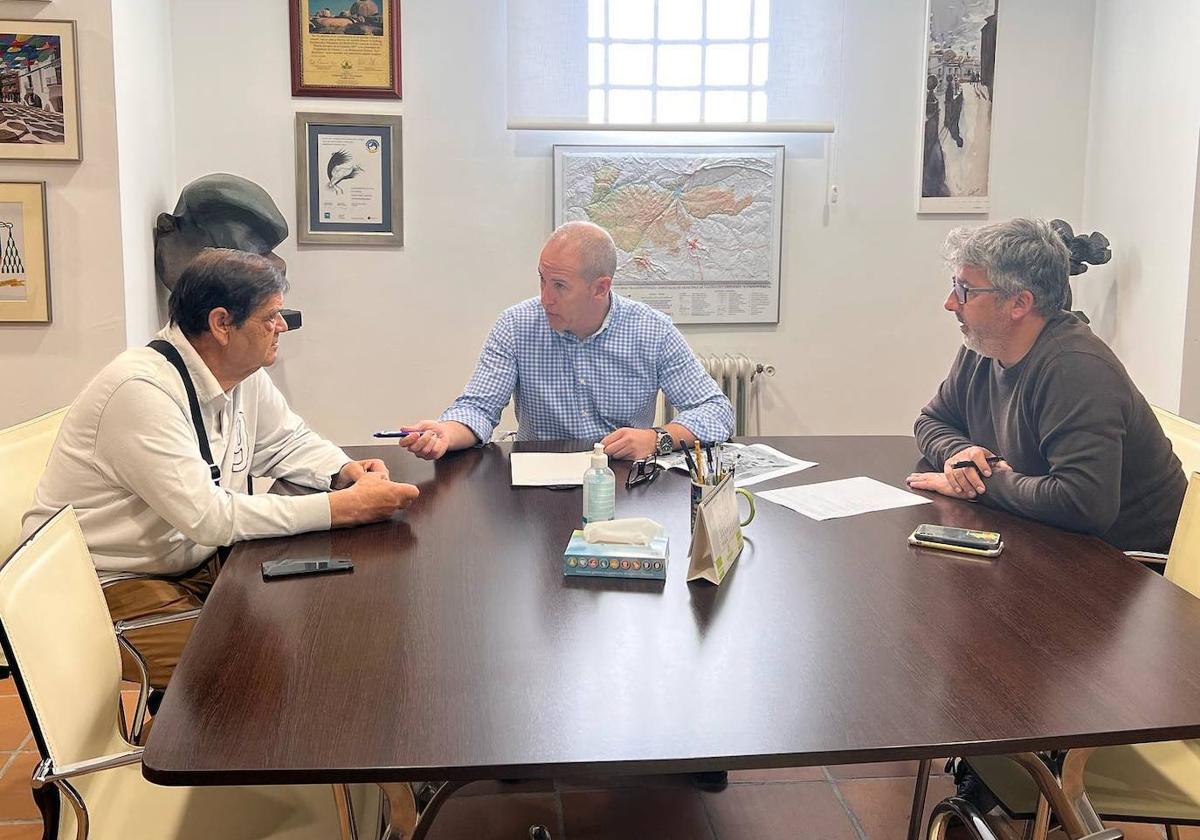 El Ayuntamiento instalará nuevos bancos y árboles en el Paseo Peatonal a Las Arenas