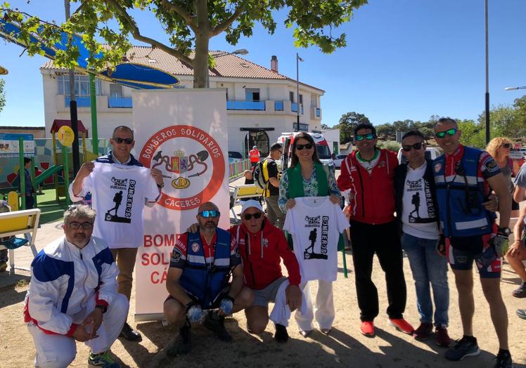 Imagen principal - Llegada de la marcha a Malpartida de Cáceres y recepción por parte de las autoridades locales.