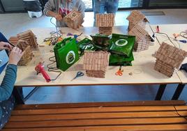 Elaboración de cajas nido con tapones de corcho.