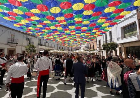Imagen secundaria 1 - Malpartida se viste de música y color durante el Petitorio