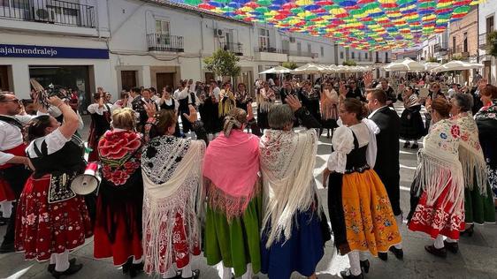 Malpartida se viste de música y color durante el Petitorio