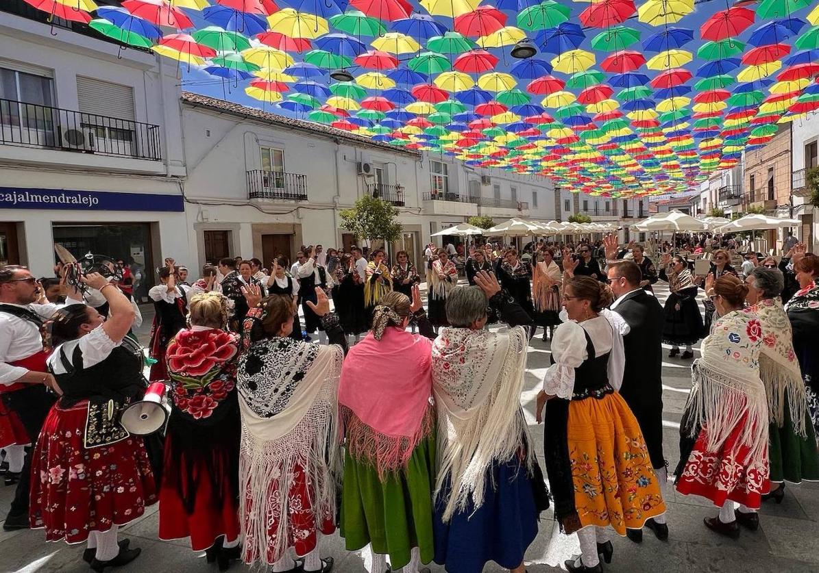Malpartida se viste de música y color durante el Petitorio