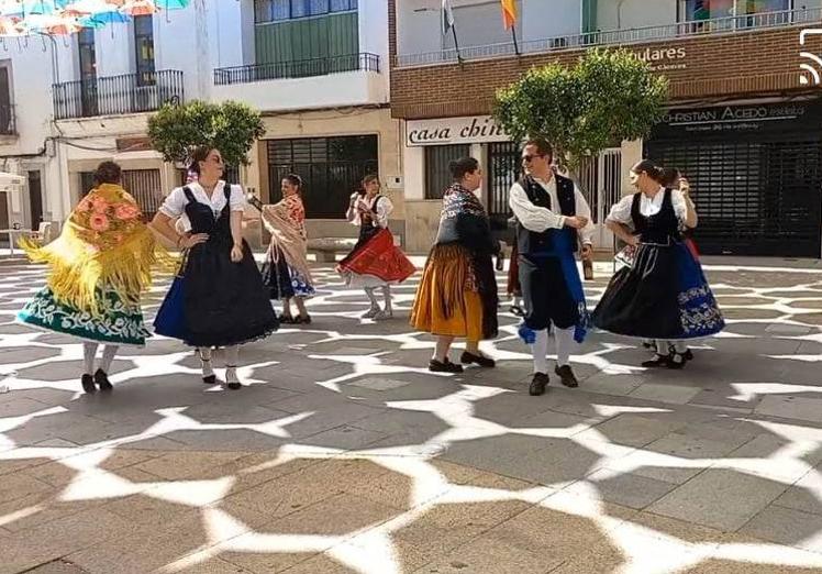 Imagen principal - Malpartida se viste de música y color durante el Petitorio